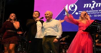 Ünlü şarkıcı Barbaros, Mersin'de sevenleriyle buluştu