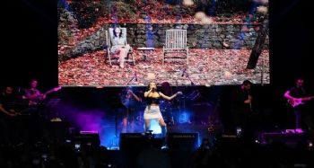 Mersin'deki Gençlik Festivali'nde Tuğba Yurt sahne aldı