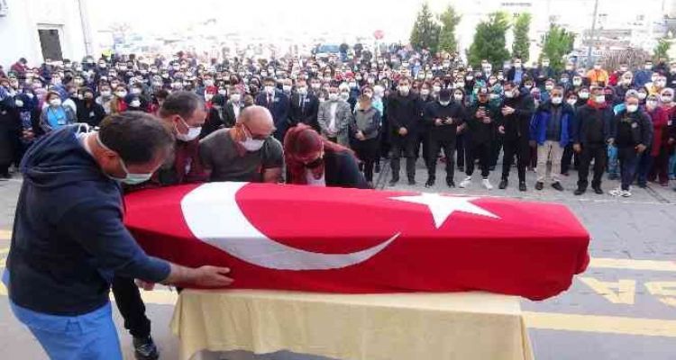 Mersin'de Covid-19'a yenilen hemşire son yolculuğuna uğurlandı