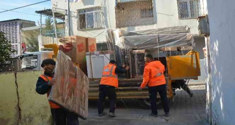 Tarsus'ta evi yanan 3 aileye eşya desteği