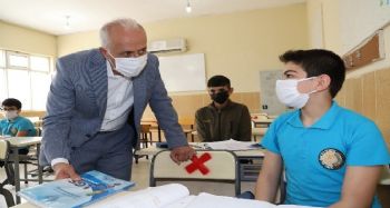 Akdeniz Belediyesi, öğrencilere LGS hazırlık setlerini dağıtmaya başladı