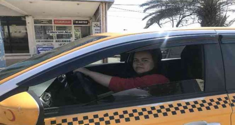 Bozyazı'nın ilk ve tek kadın taksi şoförü, müşterilerin ilgi odağı oldu