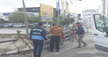 Tarsus'ta kent estetiğini bozan tabelalar toplanıyor