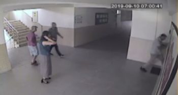 Çocuğunun sınıfı değişmedi diye müdürün kapısını tekmeyle kırıp, odasını bastı