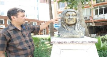 Tarsus'ta Zübeyde Hanım büstündeki gözlüğü çaldılar