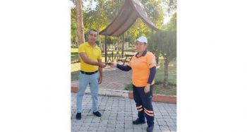 Parkta bulduğu cüzdanı, sahibine teslim etti