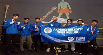 Akdeniz Belediyesi boksörleri turnuvada 6 madalya kazandı