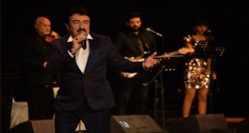 Ahmet Selçuk, en güzel şiirlerini öğretmenler için söyledi
