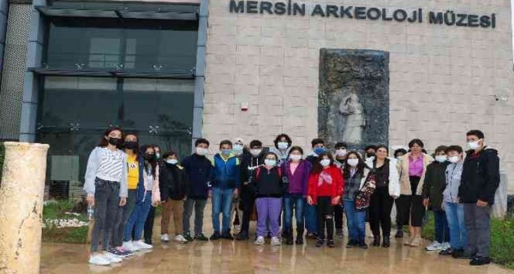 Mersin Büyükşehir Belediyesi'nin Kent Turu Projesiyle öğrenciler sanatla buluştu