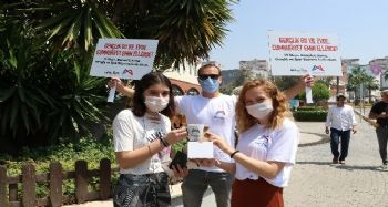 Mersin'de sokağa çıkan çocuklara hediye sürprizi
