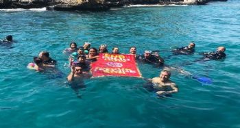 Silifke Rotary Kulübü üyeleri, çocuk felcine dikkat çekmek için dalış yaptı