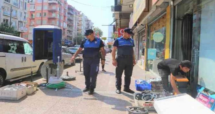 Toroslar'da kaldırım işgali denetimi yapıldı