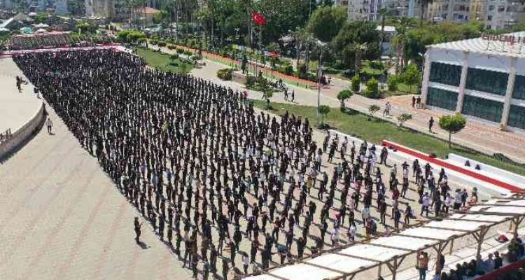 Mersin'de 1919 genç aynı anda zeybek oynadı