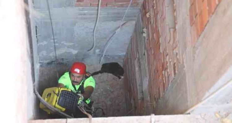 15 metrelik apartman boşluğuna düşen kediyi kurtarma operasyonu