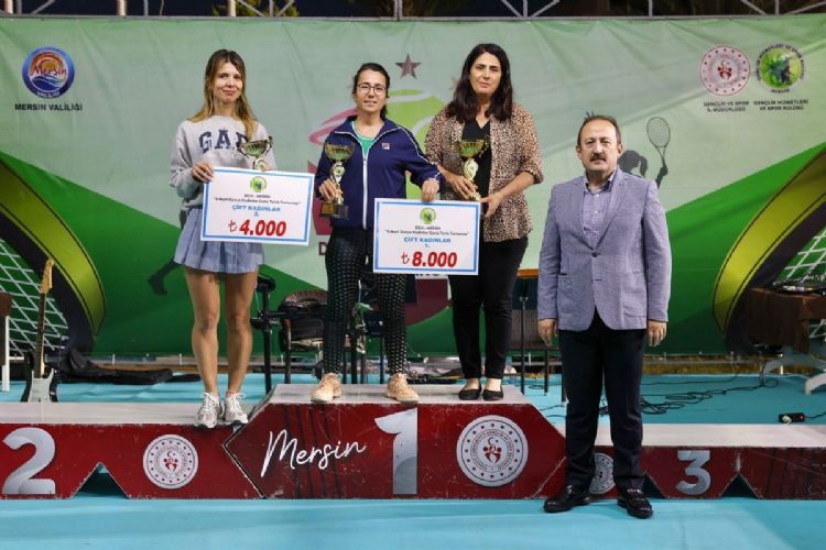 Kadınlar Günü Tenis Turnuvası’nda dereceye girenlere ödülleri verildi