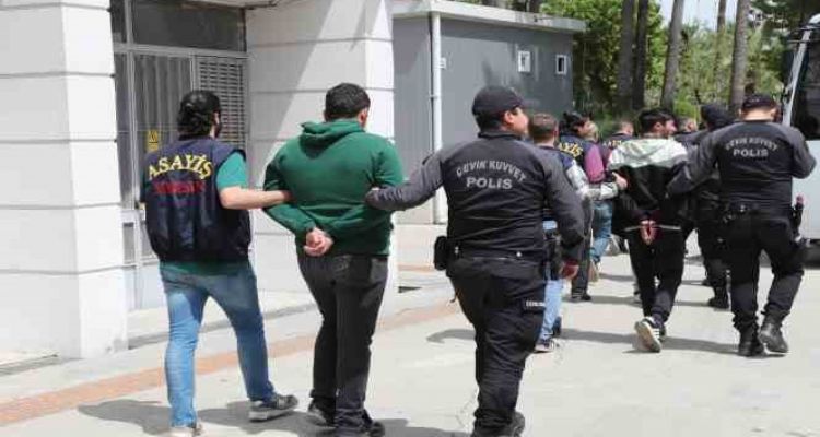 Sosyal medyada yüksek kazanç vaadiyle 2 milyon lira dolandıran şüpheliler yakalandı