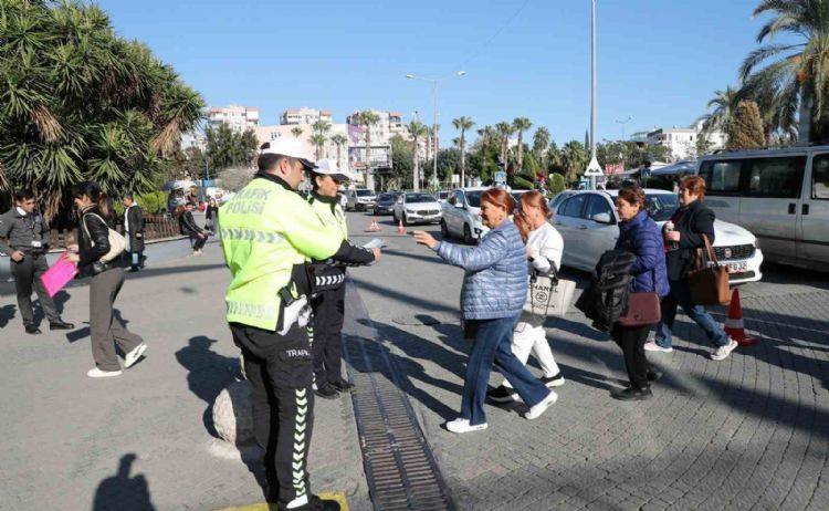 Mersin’de vatandaşlar trafik konusunda bilgilendiriliyor