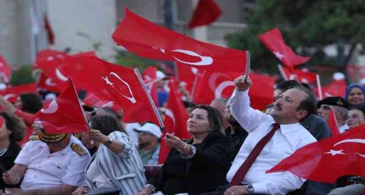 Mersinliler, 15 Temmuz'un yıl dönümünde meydanlara akın etti