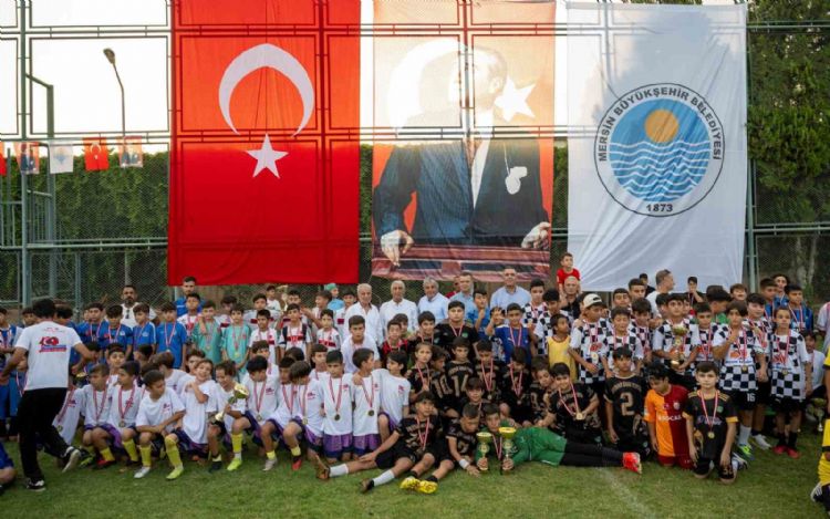 Mersin’de ‘U-11/U-12 Futbol Şenliği Ligi’ ödül töreni ile son buldu