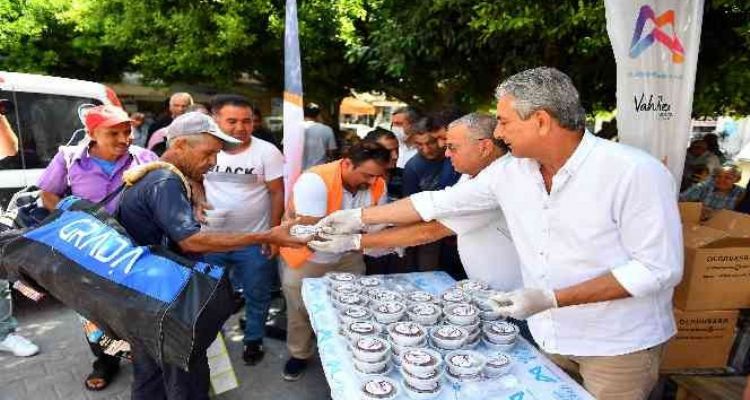 Mersin'de 20 bin paket aşure dağıtıldı