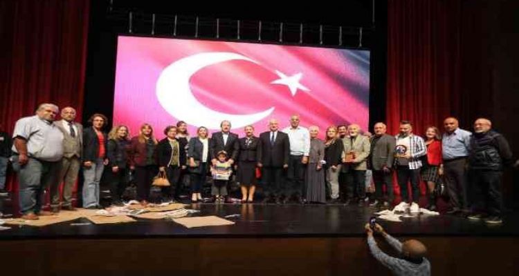"Sokakların Çatısı Yok" oyunu beğeni topladı