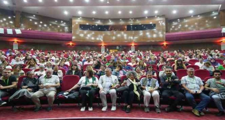 Tarsus Şehir Tiyatrosu, 'Çehov Vodvil' oyununu İzmir'de sahneledi
