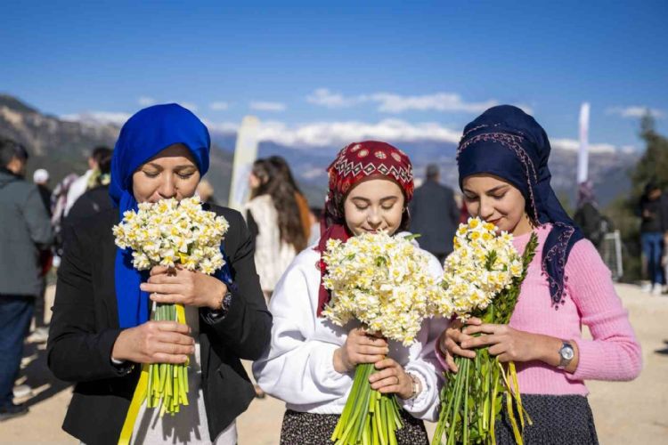 Mersin’de ‘Nergis Şenliği’ fotoğraf yarışmasının kazananları ödüllerini aldı