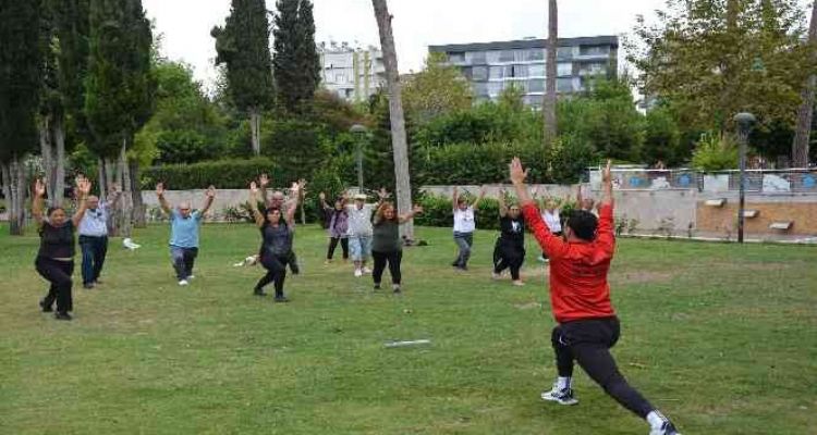 Yaş almış vatandaşlar sabah sporuyla dinç kalıyor