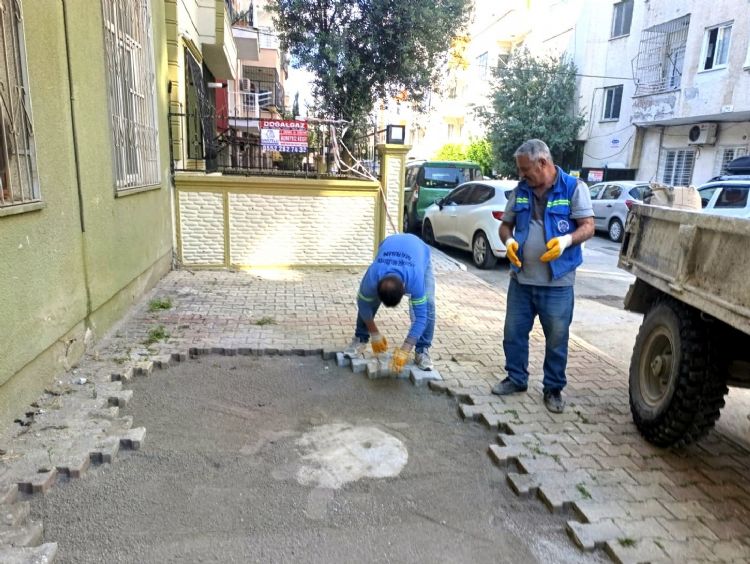 Akdeniz’de yol ve kaldırımlar yenileniyor