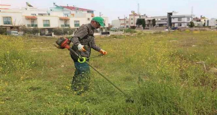Toroslar'da yeşil alanların bakımı yapılıyor