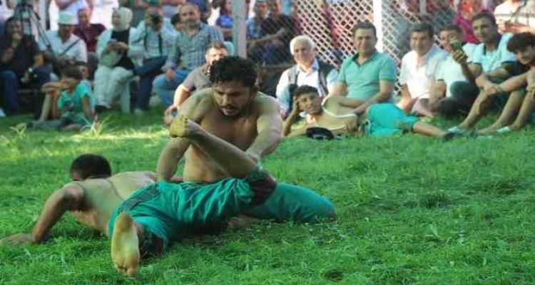 Yörüklerin çimde nefes kesen güreşi