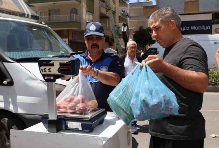 Toroslar’daki semt pazarlarında ‘tartı kontrol noktası’ kuruldu