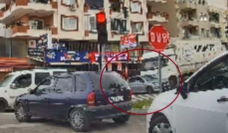 Ucuz atlatılan kaza anı kameraya yansıdı