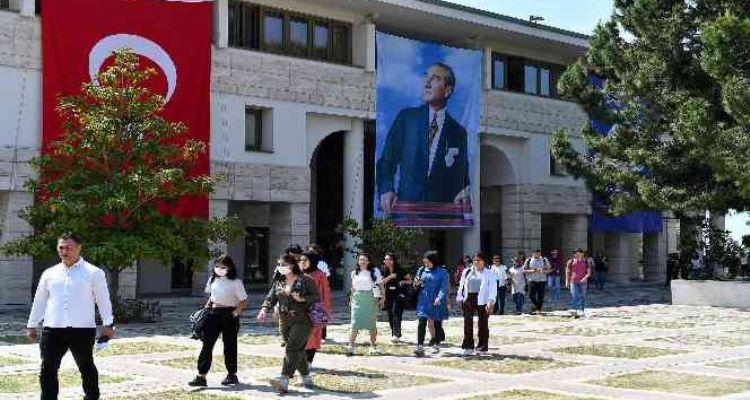 Üniversite adayı gençler Mersin'de kampüs havası soludu