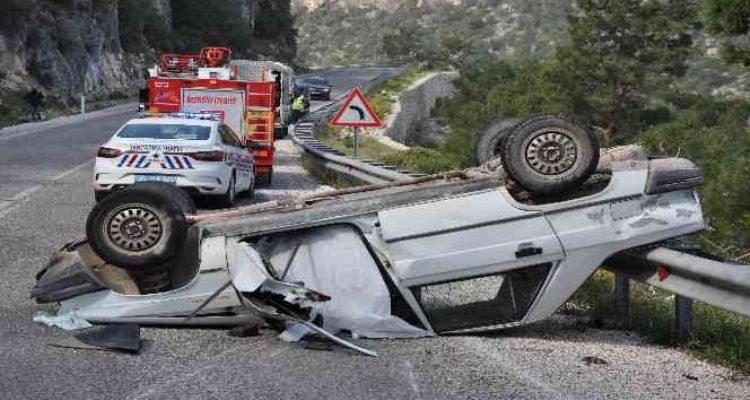 Mersin'de freni patlayan otomobil bariyere çarpıp takla attı: 1 ölü, 3 yaralı