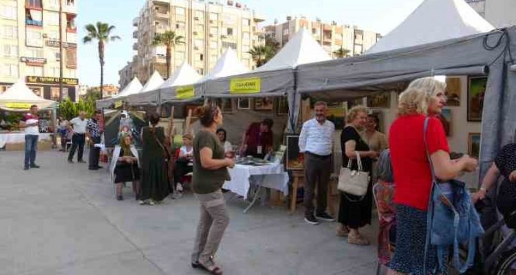 Hatay'da iş yerleri yıkılan esnaf, Mersin'de açılan stantlarla ayakta kalıyor