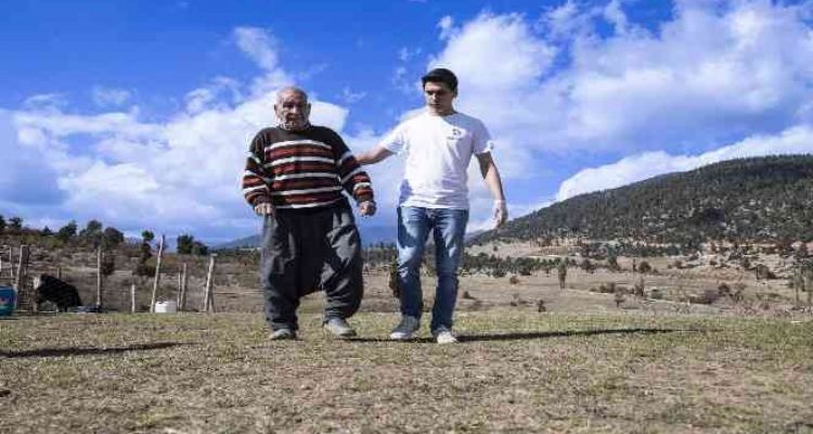 82 yaşında fizik tedaviyle yürümenin keyfini yaşıyor