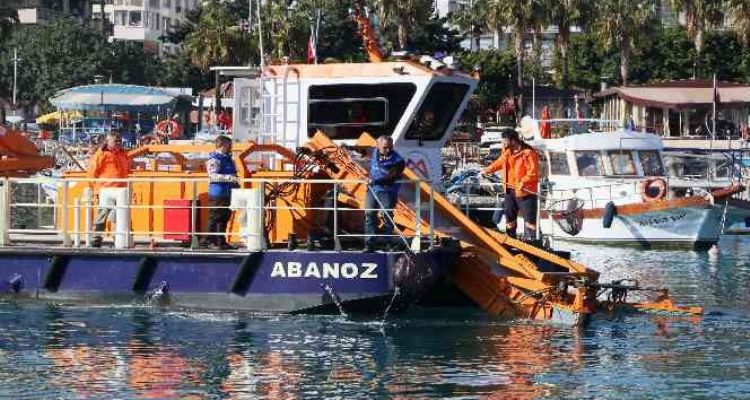 Akdeniz'in iki noktasından 20 kamyon çöp çıktı