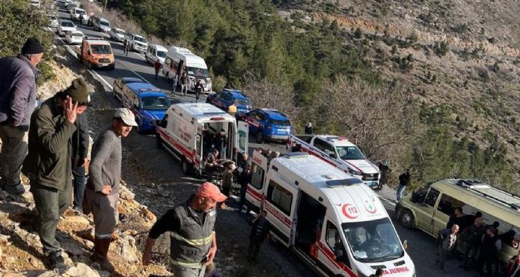 Mersin’de işçi servisi uçuruma yuvarlandı: 3 ölü 11 yaralı