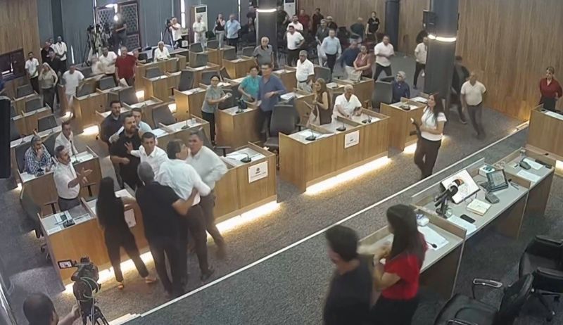 CHP’li belediye başkanının AK Partili meclis üyesinin üzerine yürüdüğü anlar kamerada