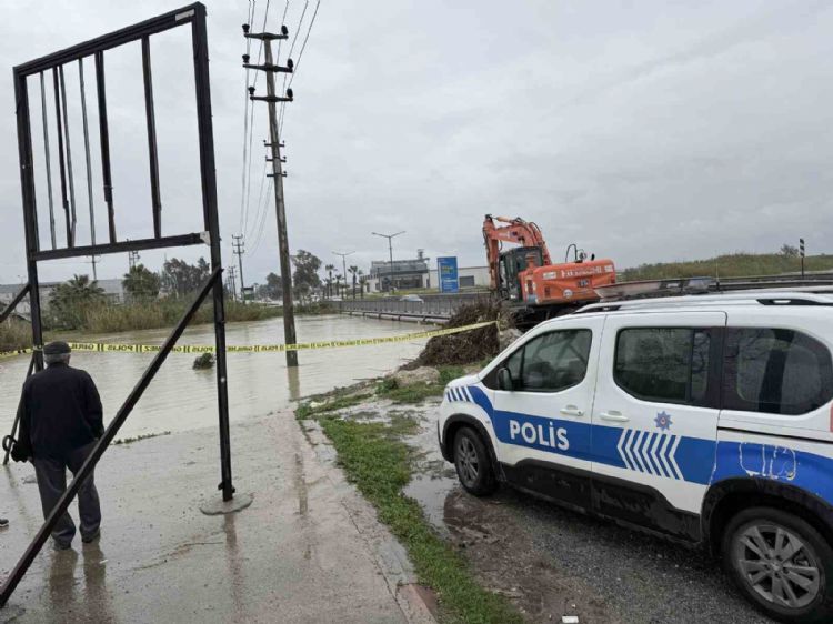 Berdan Irmağı’nda alarm, su seviyesi köprüye dayandı