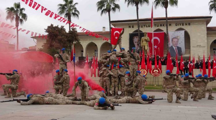 Mersin’de coşkulu kurtuluş yıl dönümü: JÖAK helikopter ile ‘üzüm salkımı’ gösterisi yaptı
