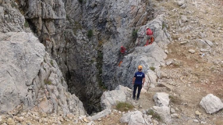 ABD’li bilim adamının tedavisi bin 276 metre derinlikte sürüyor