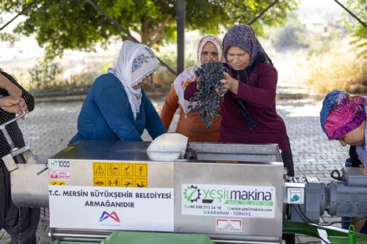 Tarsus’ta üreticilere üzüm sıkma makinesi desteği