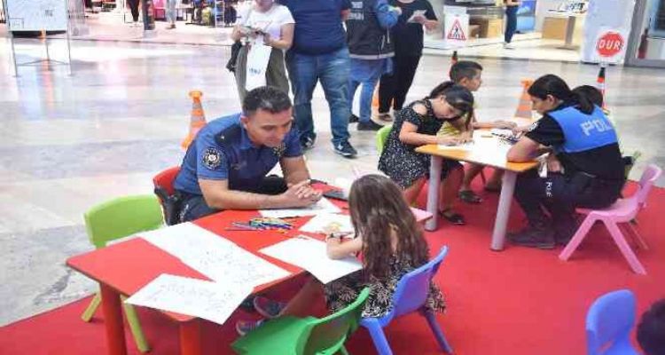 Tarsus Emniyeti AVM'de bilgilendirme standı kurdu