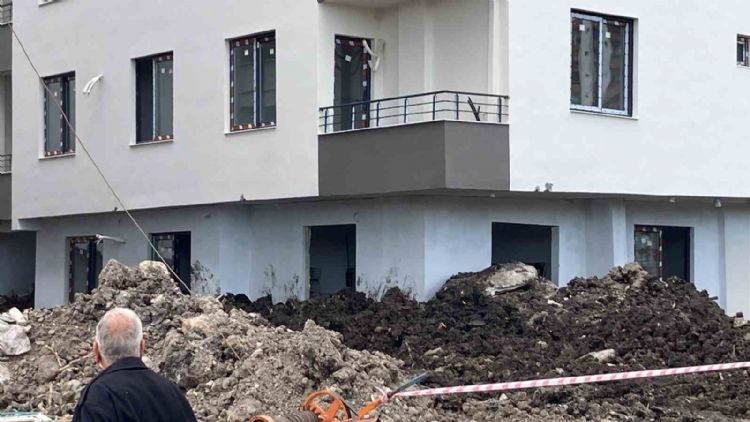 Mersin’de yan yatmaya başlayan bina mühürlendi