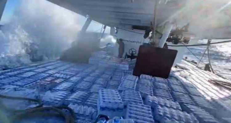 Balıkçılar, fırtınaya rağmen yardımları deprem bölgesine ulaştırdı