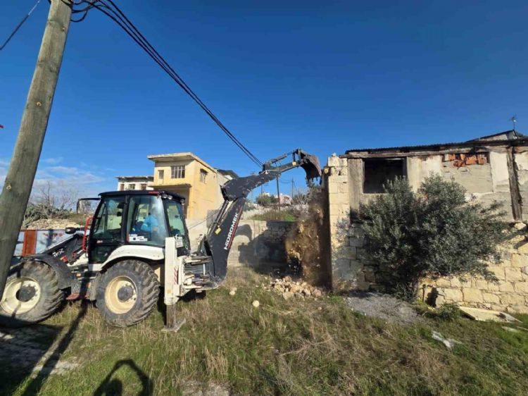 Mersin’de çökme riski taşıyan metruk bina yıkıldı