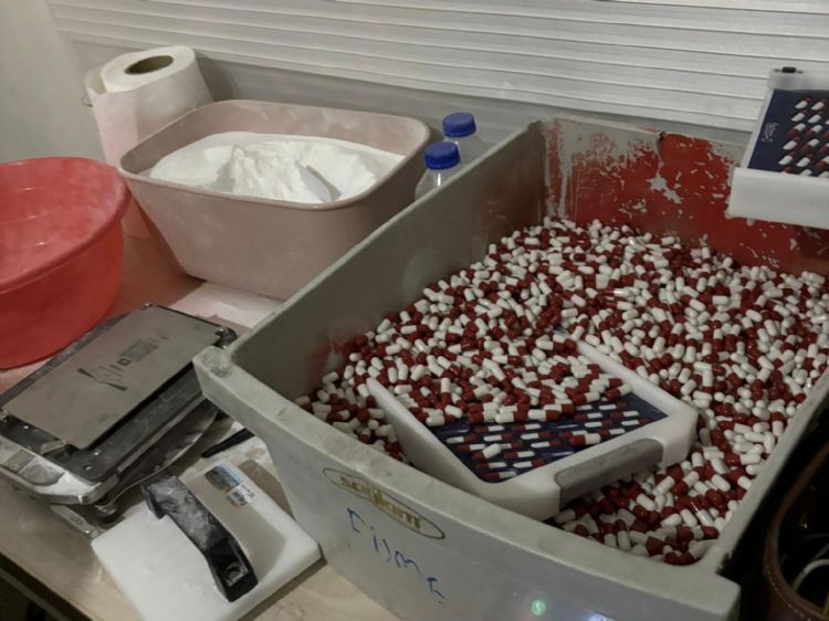 Mersin’de sentetik ecza imalathanesine operasyon: Binlerce hap ele geçirildi, 2 tutuklama