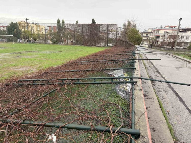 Tarsus’ta yağmur ve fırtına etkili oldu, seralar zarar gördü
